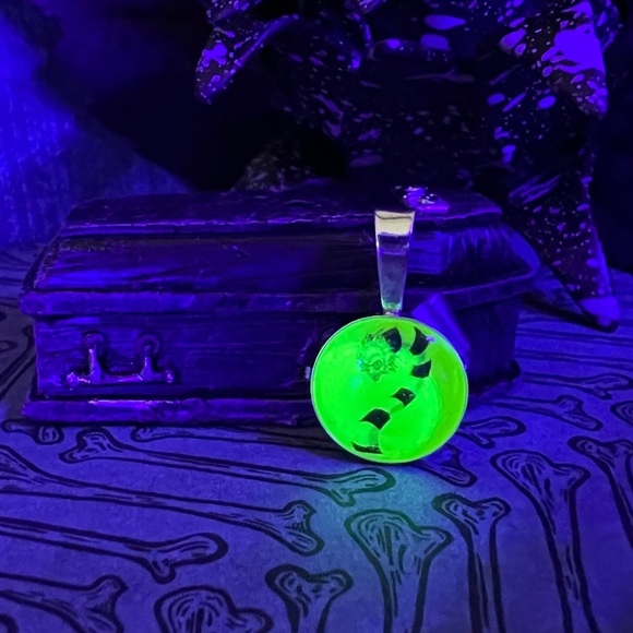 Beetlejuice Sandworm Glow in the dark pendant in sterling silver (nickel free) - Picture 2 of 5